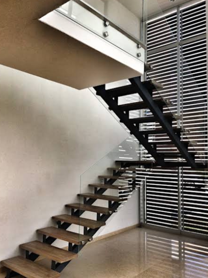 Metal Yanaklı Merdivenler